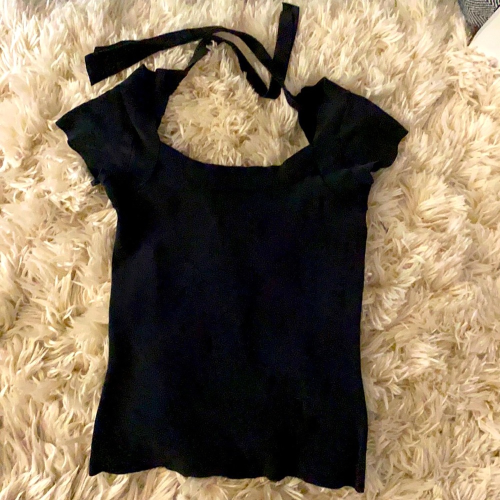 Stylish cap sleeve, keyhole back top!